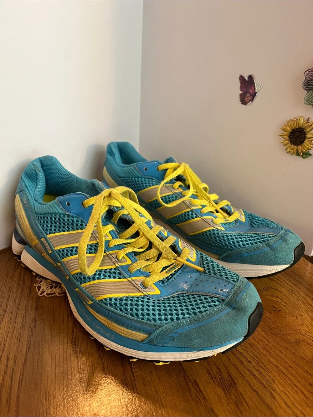 Women’s Adida’s Athletic Sneakers w/ yellow laces 10